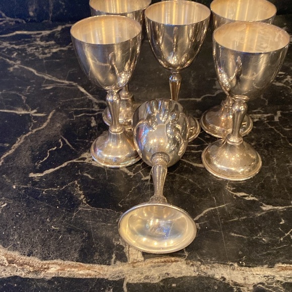 Vintage Decanter with 6 wine  glasses. - Picture 10 of 16